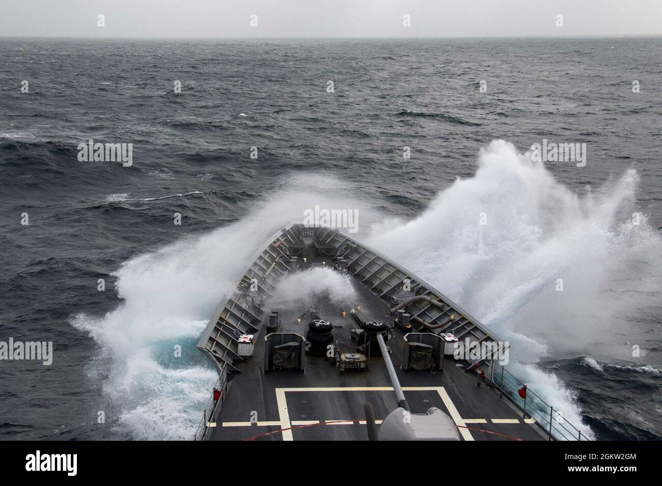 210703-N-JW440-1160 ARABIAN SEA (3. Juli 2021) – der mit Raketen gesteuerte Kreuzer USS Shiloh (CG 67) durchsetzt das Arabische Meer, 3. Juli. Shiloh wird in den Einsatzbereich der 5. US-Flotte eingesetzt, um Marineinteraktionen zu unterstützen, um die maritime Stabilität und Sicherheit in der Zentralregion zu gewährleisten und das Mittelmeer und den Pazifik durch den westlichen Indischen Ozean und drei strategische Engpässe zu verbinden. Stockfoto