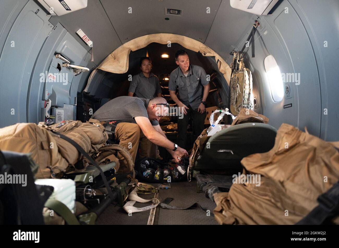 US-Luftwaffe, die dem Special Operations Task Force-East Africa Critical Care Air Transport Team (CCATT) zugeordnet ist, führt eine medizinische Notfallübung durch, die von Camp Lemonnier, Dschibuti, zu einem taktischen forward-operierenden Stützpunkt in Ostafrika, am 3. Juli 2021, durchgeführt wird. Die Mitglieder des SOTF-EA CCATT sind weiterhin bereit, lebensrettende medizinische Fähigkeiten in der Luft und am Boden im gesamten Verantwortungsbereich bereitzustellen. Stockfoto