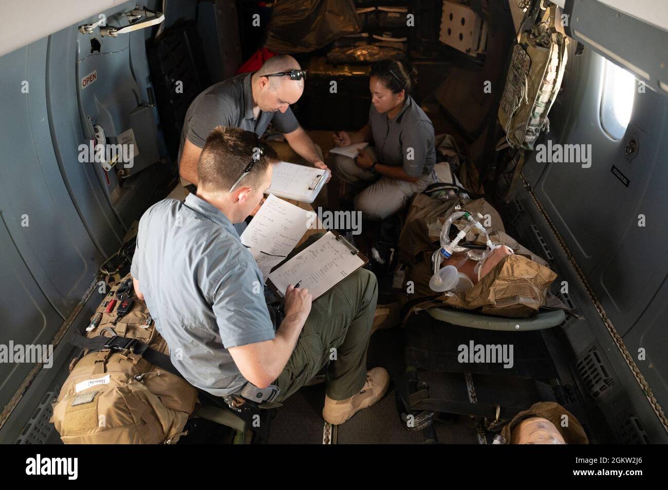 US-Luftwaffe, die dem Special Operations Task Force-East Africa Critical Care Air Transport Team (CCATT) zugeordnet ist, führt eine medizinische Notfallübung durch, die von Camp Lemonnier, Dschibuti, zu einem taktischen forward-operierenden Stützpunkt in Ostafrika, am 3. Juli 2021, durchgeführt wird. Die Mitglieder des SOTF-EA CCATT sind weiterhin bereit, lebensrettende medizinische Fähigkeiten in der Luft und am Boden im gesamten Verantwortungsbereich bereitzustellen. Stockfoto