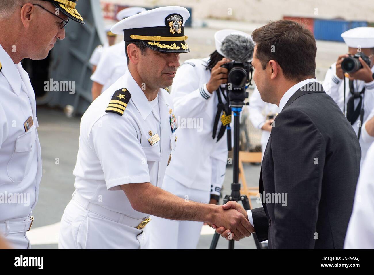 210704-N-MD802-1632 ODESA, Ukraine (4. Juli 2021) der ukrainische Präsident Wolodymyr Zelensky schüttelt sich die Hände mit Cmdr. John D. John, Kommandant des Arleigh Burke-Klasse Lenkraketen-Zerstörers USS Ross (DDG 71), an Bord von Ross als Teil des ukrainischen Marine-Tages in Odesa, Ukraine, während der Übung Sea Breeze 2021, 4. Juli 2021. Übung Sea Breeze ist eine multinationale maritime Übung, die seit 1997 von der sechsten US-Flotte und der ukrainischen Marine im Schwarzen Meer veranstaltet wird. Sea Breeze 2021 soll die Interoperabilität der teilnehmenden Nationen verbessern und die Sicherheit und den Frieden im Seeverkehr innerhalb der reg stärken Stockfoto