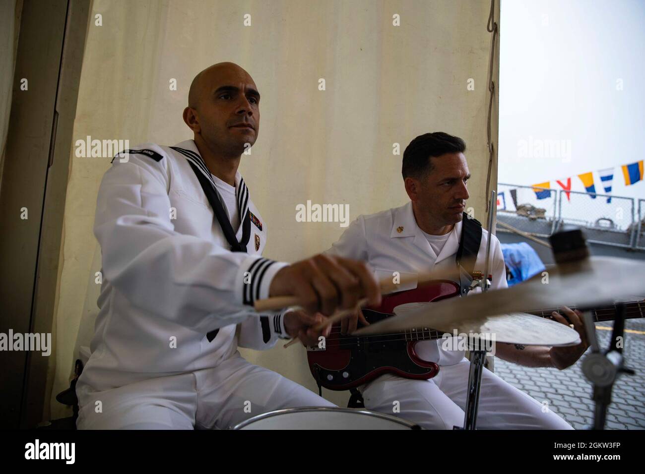 210704-N-BM428-1206 ODESA, Ukraine (4. Juli 2021) der Musiker 2nd Class Ray Carega und der Chefmusiker Joel Packer, beide der U.S. Naval Forces Europe Band zugeordnet, spielen während einer Übung am Sea Breeze 2021 Empfang auf dem Pier neben dem Arleigh Burke-Klasse Lenkflugkörper-Zerstörer USS Ross (DDG 71) in Odesa Musik, Ukraine, 4. Juli 2021. Übung Sea Breeze ist eine multinationale maritime Übung, die seit 1997 von der Sechsten Flotte der USA und der ukrainischen Marine veranstaltet wird. Sea Breeze 2021 soll die Interoperabilität der teilnehmenden Nationen verbessern und die Sicherheit im Seeverkehr und den Frieden im Rahmen der reg stärken Stockfoto