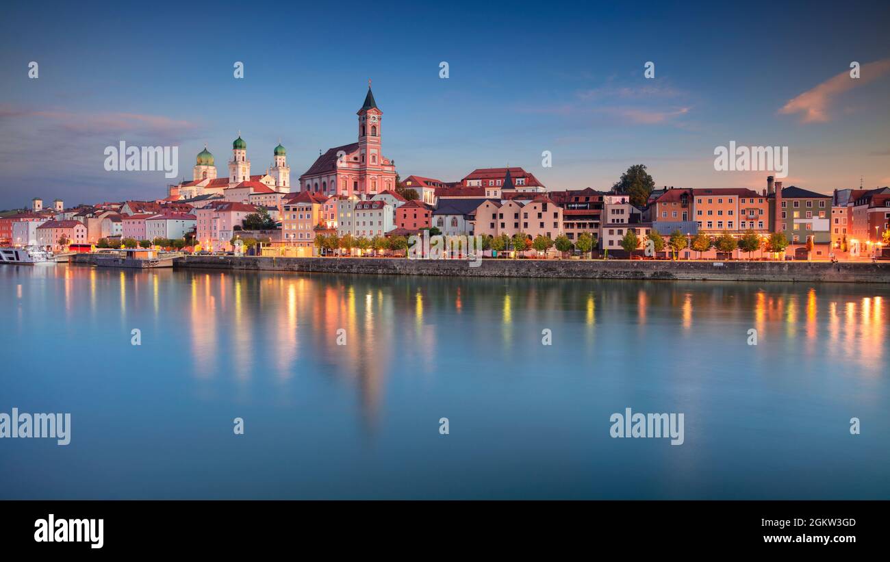 Passau Skyline, Deutschland. Panoramabild der Skyline von Passau, Bayern, Deutschland bei Sonnenuntergang im Herbst. Stockfoto