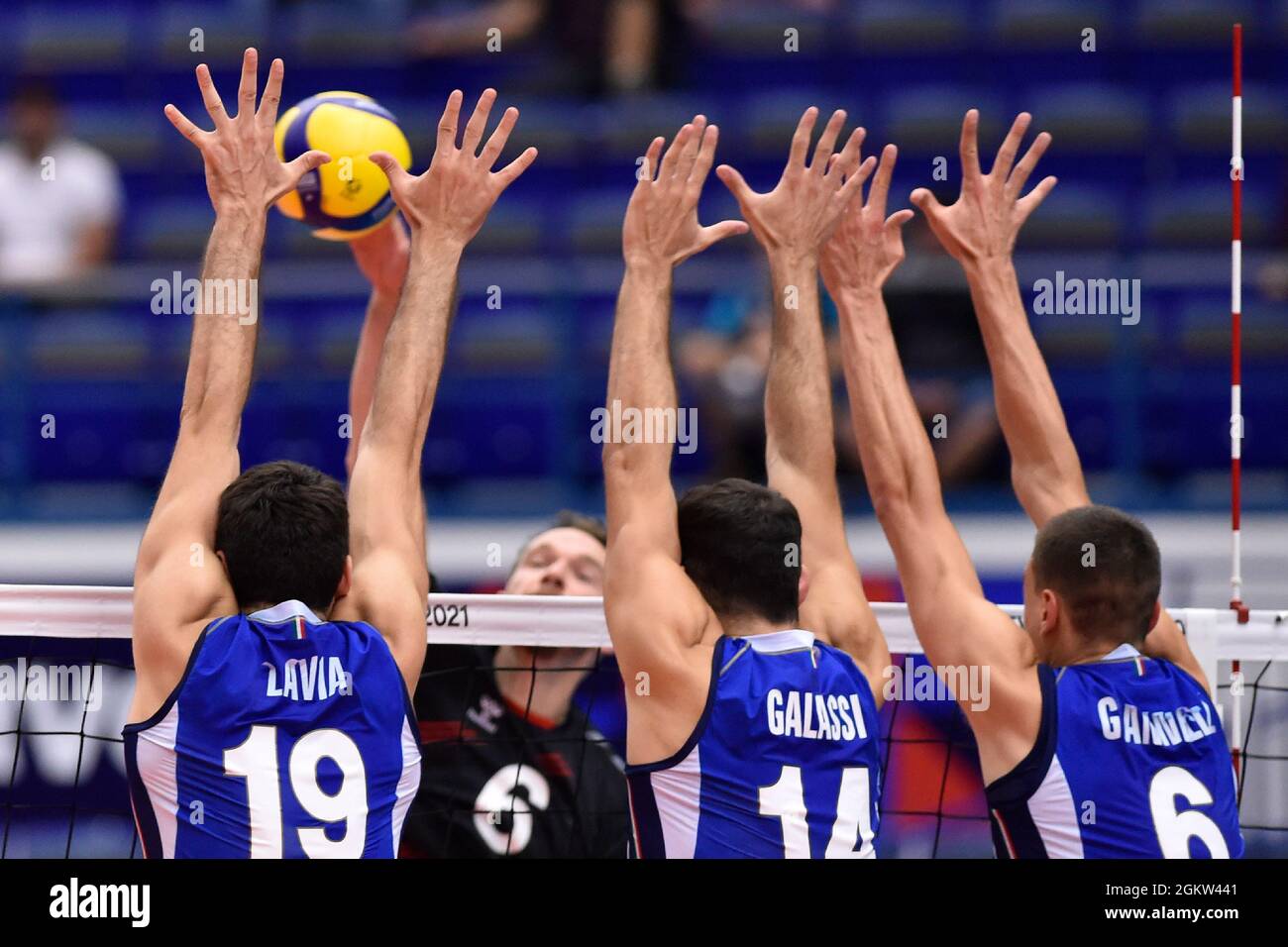 Ostrava, Tschechische Republik. September 2021. L-R Daniele Lavia (ITA), Denys Viktorovic Kaliberda (GER), Gianluca Galassi und Simone Giannelli (beide ITA) in Aktion beim Viertelfinalspiel der Männer-Volleyball-Europameisterschaft Italien gegen Deutschland, gespielt am 15. September 2021 in Ostrava, Tschechien. Kredit: Jaroslav Ozana/CTK Foto/Alamy Live Nachrichten Stockfoto