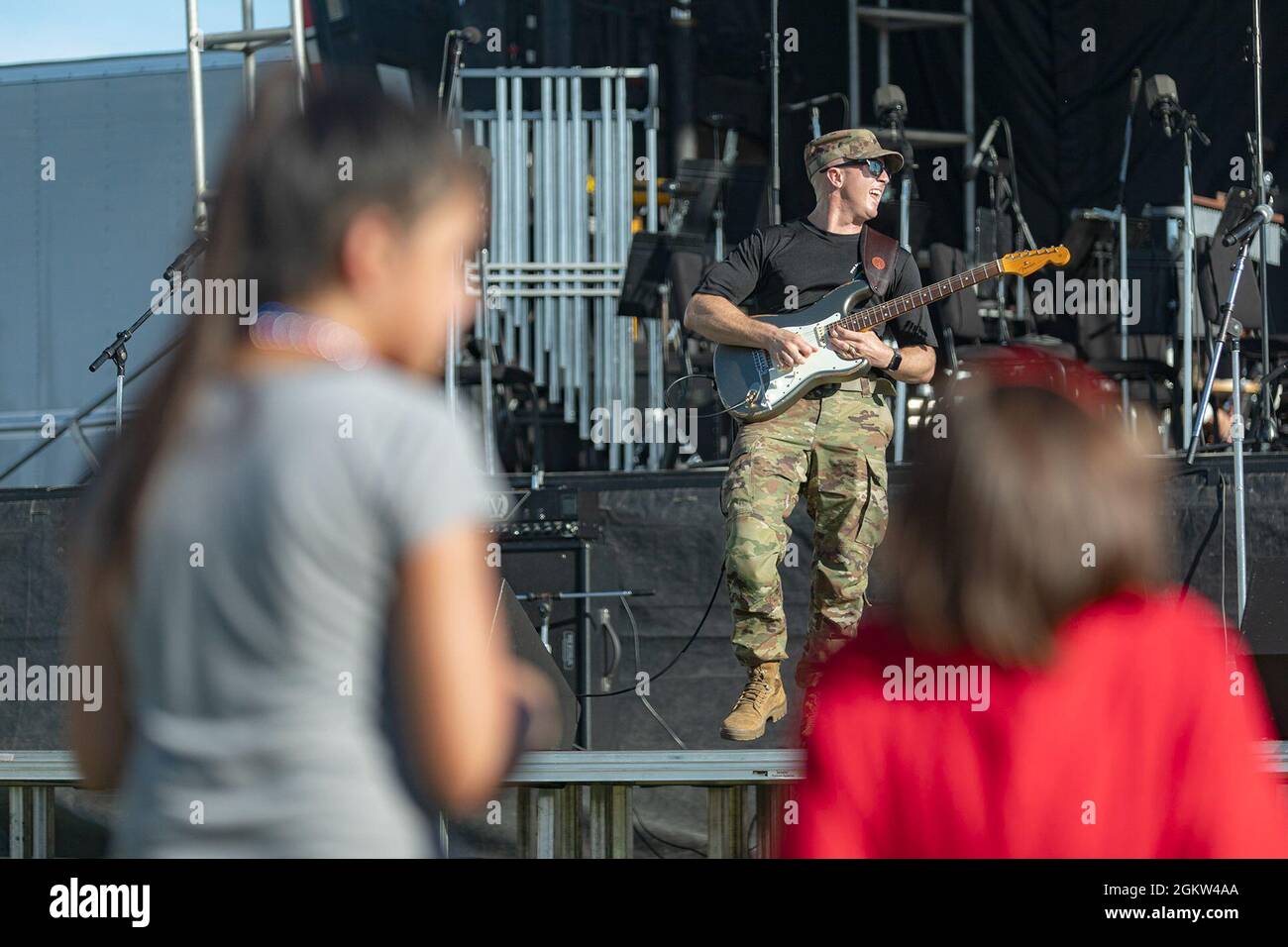 Sgt. Philip Green, ein Soldat und Musiker der 1st Armored Division Band, tritt im Pop Goes the Fort auf, der Feier des Unabhängigkeitstages, am 4. Juli 2021 in Fort Bliss, Texas. Green spielt mit Iron will, der Rockband der 1. AD Band. Stockfoto