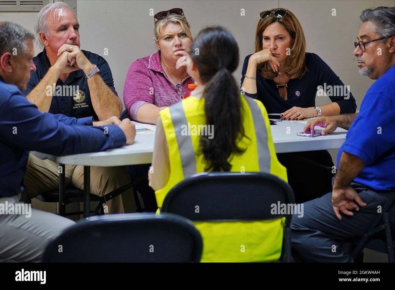 MIAMI, FL (4. Juli 2021) – FCO Tom McCool, Rep. Carlos A. Giménez (FL-26), Rep. Kat Cammack (FL-3), Rep. María E. Salazar (FL-27) und Roberto Baltodano von SBA sitzen an einem Rundtisch-Briefing von Dr. Judith Mitrani-Reiser vom National Institute of Standards and Technology Stockfoto