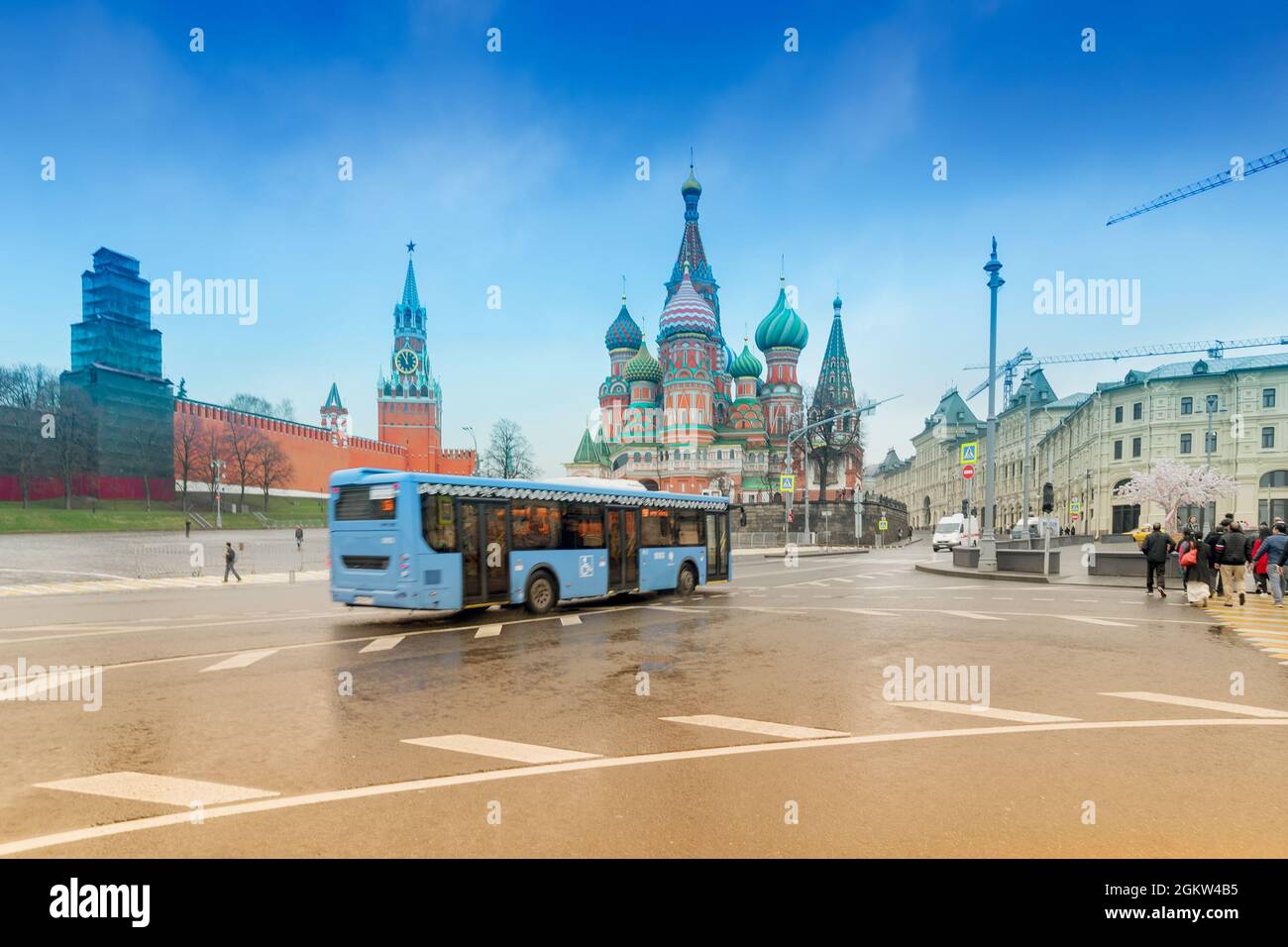 MOSKAU, RUSSLAND - 26. APRIL 2018 : Blick auf die Kremltürme des Roten Platzes in Moskau. Moskauer Architektur, Russland. Es ist weltberühmter Touristenort - Saint Basi Stockfoto