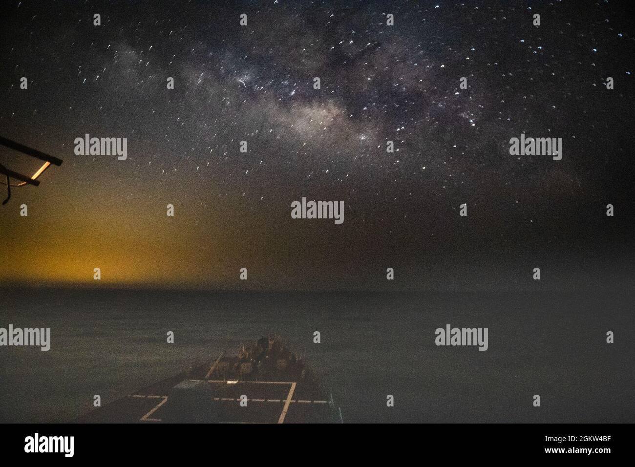 210705-N-FD648-1189 SAFAGA, ÄGYPTEN (5. Juli 2021) – der Lenkflugkörper-Zerstörer USS Mahan durchreist das Rote Meer, 5. Juli. Mahan wird in den Einsatzbereich der 5. US-Flotte eingesetzt, um Marineinteraktionen zu unterstützen, um die maritime Stabilität und Sicherheit in der Zentralregion zu gewährleisten und das Mittelmeer und den Pazifik durch den westlichen Indischen Ozean und drei strategische Engpässe zu verbinden. Stockfoto