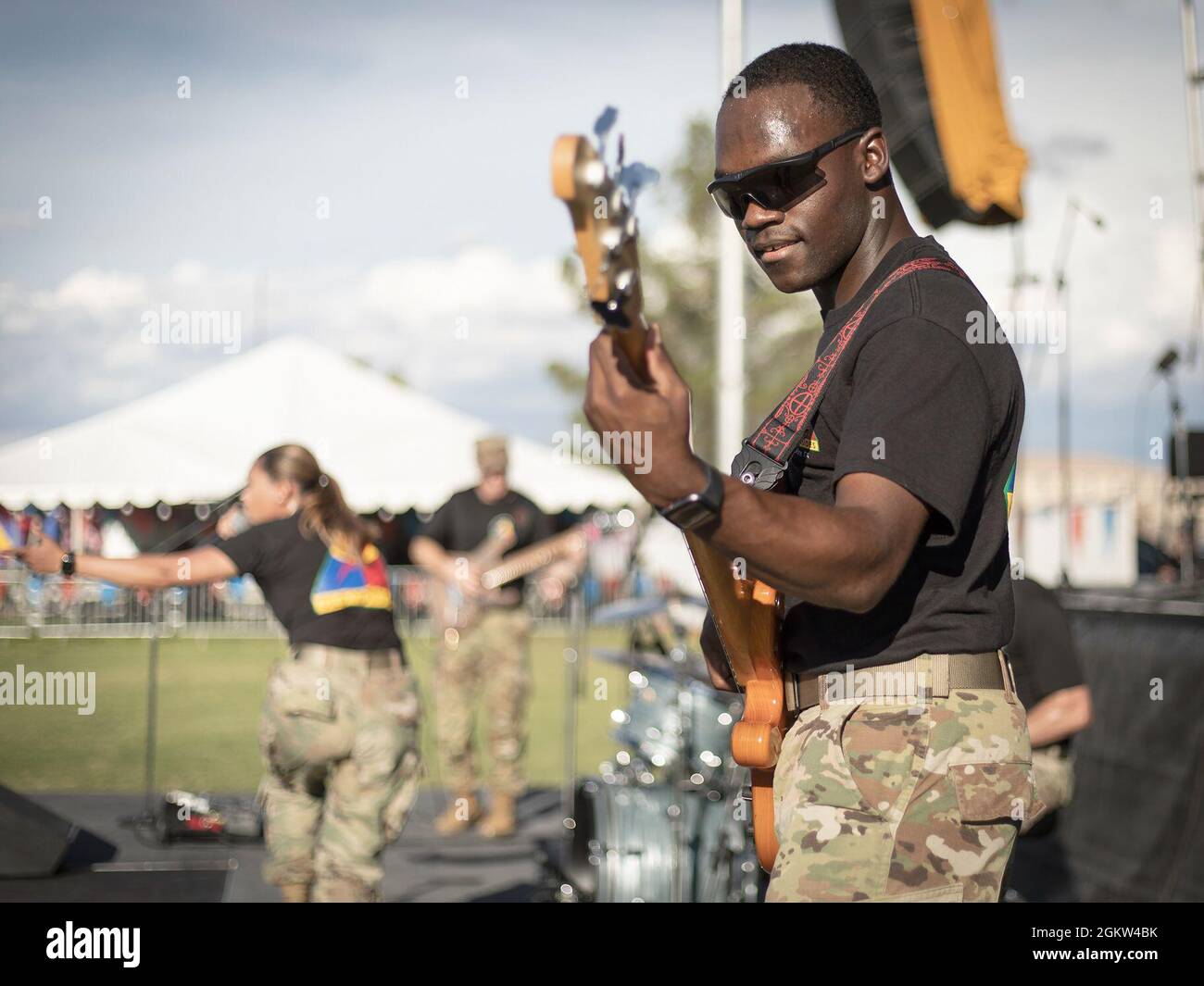 Spc. Aloysious Butler, ein Soldat und Musiker der 1st Armored Division Band, tritt im Pop Goes the Fort auf, der Feier des Unabhängigkeitstages, in Fort Bliss, Texas, am 4. Juli 2021. Butler spielt mit Iron will, der Rockband der 1. AD Band. Stockfoto