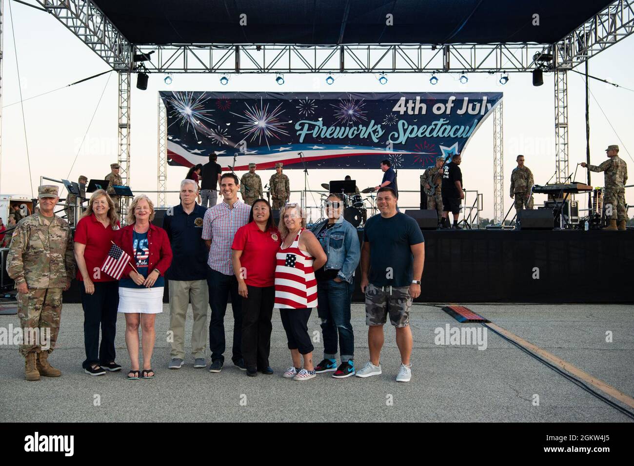 US Army Brig. General Michael Leeney, links, der die Installationen der California National Guard überwacht, steht während der Drive-Up Fireworks Spectacular, die am 4. Juli 2021 auf der Joint Forces Training Base, Los Alamitos, Kalifornien, stattfand, mit gewählten Vertretern der Stadt, des Landkreises und des Staates vor Ort. Die 34. Jährliche Veranstaltung wird von der Basis ausgerichtet und von den benachbarten Städten Los Alamitos und Seal Beach präsentiert. Stockfoto