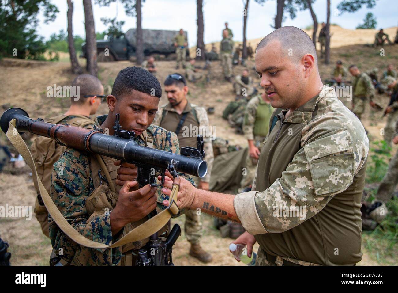 Ukrainische Marine Aiden Aslin, gebürtig aus Nottingham, England, und ein Kampfmann bei der Air Assault Company, 1. Marine Bataillon, 36. Naval Infantry Brigade, macht sich mit dem U.S. Marine Corps Lance CPL vertraut. Josef Mason, ein gebürtiger New Yorker und ein Sturmmann bei Alpha Company, 1. Bataillon, 6. Marine Regiment, 2d Marine Division, mit einem AK-74 Sturmgewehr während der Übung Sea Breeze 21 an einem nicht bekannt gegebenen Ort am 5. Juli 2021. Die Übung Sea Breeze ist eine jährliche Veranstaltung, die militärische Einheiten aus mehreren Ländern und innerhalb der 2d Marine Expeditionary Force zusammenbringt, um ihre Warfighti zu verstärken Stockfoto