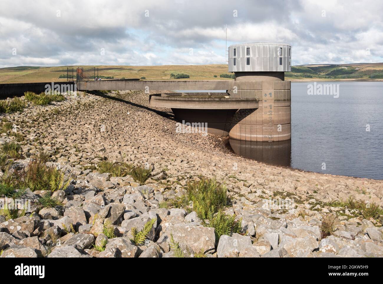 Ventilturm und Überlauf am Grimwith-Stausee von Yorkshire Water. Die Skala auf der Seite ist Mitte September 2021 auf -7 Mio. abgeschlagen Stockfoto