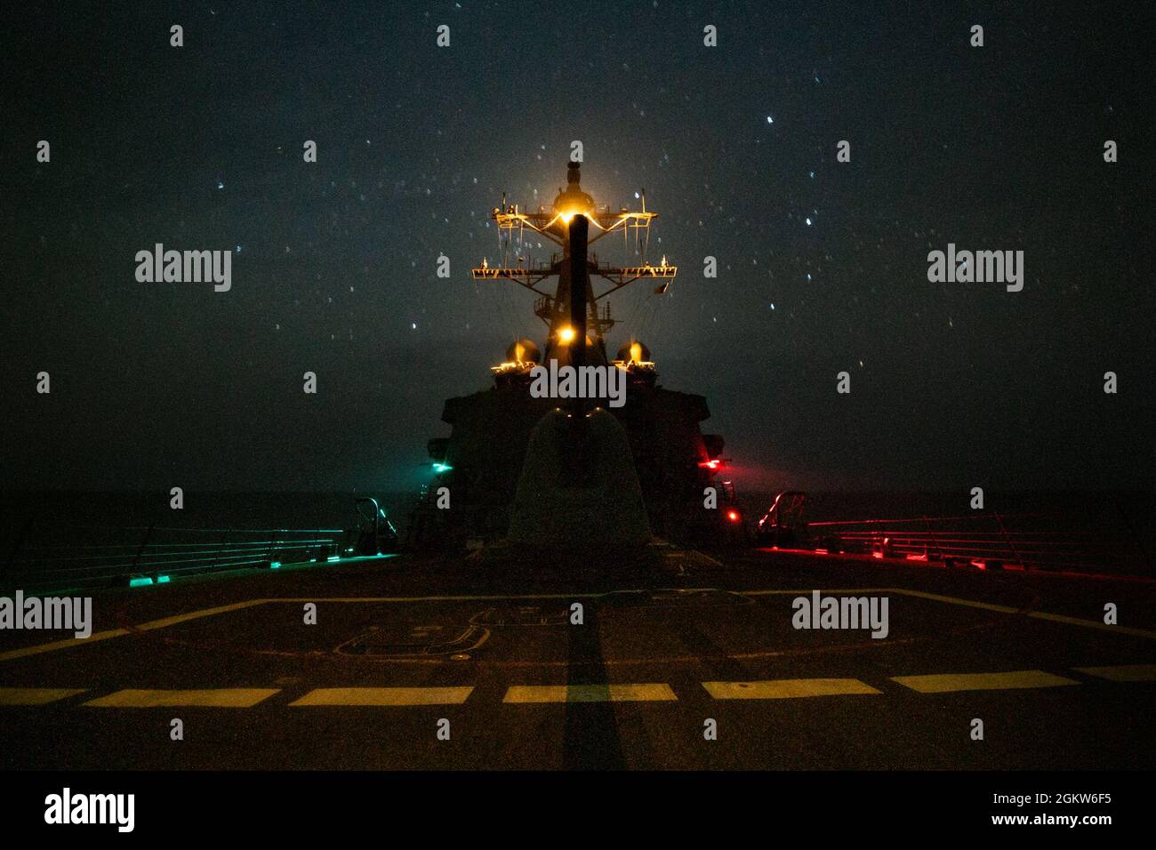 210707-N-FD648-1064 GOLF VON OMAN (7. Juli 2021) – der Raketenjäger USS Mahan durchreist den Golf von Oman, 7. Juli. Mahan wird in den Einsatzbereich der 5. US-Flotte eingesetzt, um Marineinteraktionen zu unterstützen, um die maritime Stabilität und Sicherheit in der Zentralregion zu gewährleisten und das Mittelmeer und den Pazifik durch den westlichen Indischen Ozean und drei strategische Engpässe zu verbinden. Stockfoto