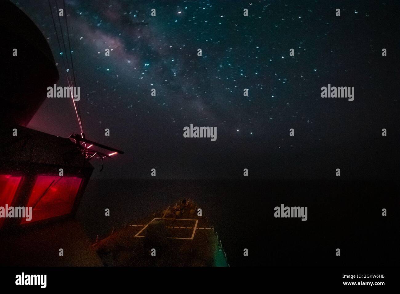 210707-N-FD648-1048 GOLF VON OMAN (7. Juli 2021) – der Raketenjäger USS Mahan durchreist den Golf von Oman, 7. Juli. Mahan wird in den Einsatzbereich der 5. US-Flotte eingesetzt, um Marineinteraktionen zu unterstützen, um die maritime Stabilität und Sicherheit in der Zentralregion zu gewährleisten und das Mittelmeer und den Pazifik durch den westlichen Indischen Ozean und drei strategische Engpässe zu verbinden. Stockfoto