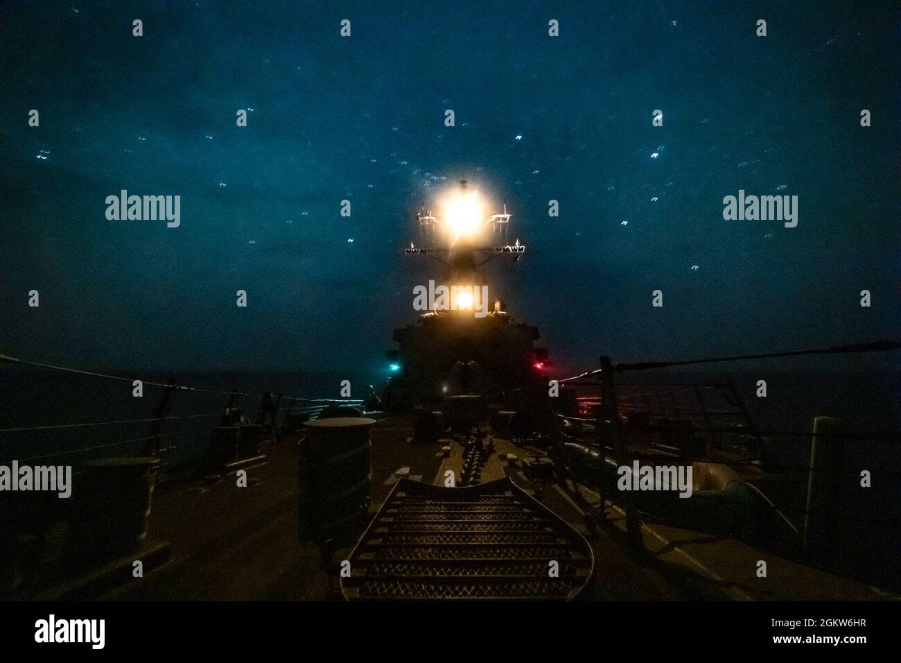 210707-N-FD648-1062 GOLF VON OMAN (7. Juli 2021) – der Raketenjäger USS Mahan durchreist den Golf von Oman, 7. Juli. Mahan wird in den Einsatzbereich der 5. US-Flotte eingesetzt, um Marineinteraktionen zu unterstützen, um die maritime Stabilität und Sicherheit in der Zentralregion zu gewährleisten und das Mittelmeer und den Pazifik durch den westlichen Indischen Ozean und drei strategische Engpässe zu verbinden. Stockfoto