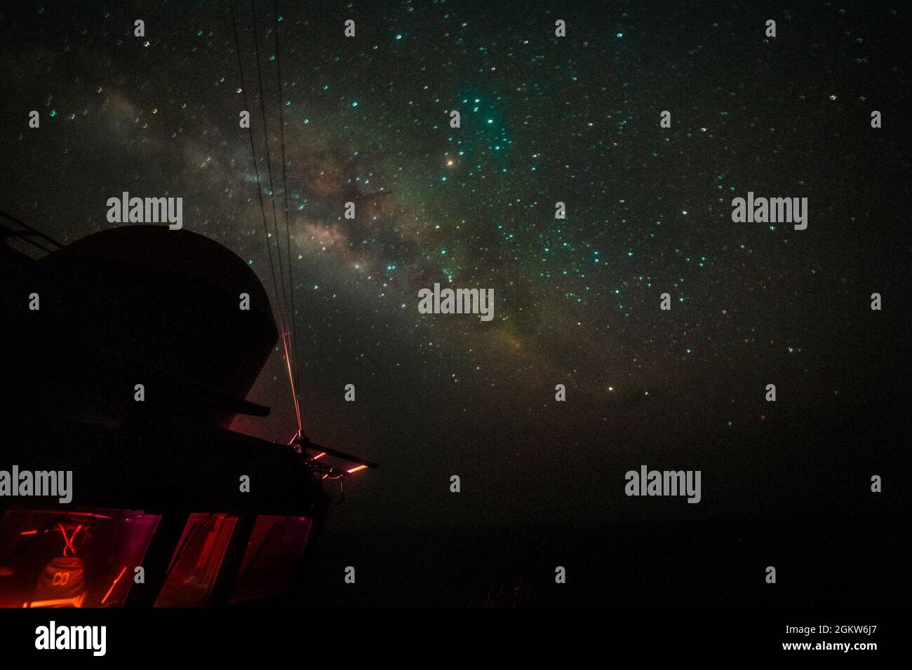 210707-N-FD648-1047 GOLF VON OMAN (7. Juli 2021) – der Raketenjäger USS Mahan durchreist den Golf von Oman, 7. Juli. Mahan wird in den Einsatzbereich der 5. US-Flotte eingesetzt, um Marineinteraktionen zu unterstützen, um die maritime Stabilität und Sicherheit in der Zentralregion zu gewährleisten und das Mittelmeer und den Pazifik durch den westlichen Indischen Ozean und drei strategische Engpässe zu verbinden. Stockfoto