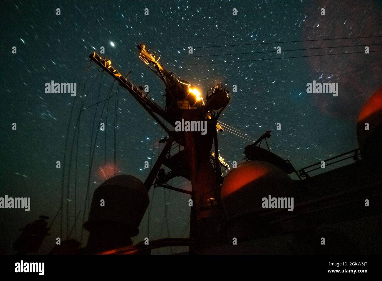 210707-N-FD648-1056 GOLF VON OMAN (7. Juli 2021) – der Raketenjäger USS Mahan durchreist den Golf von Oman, 7. Juli. Mahan wird in den Einsatzbereich der 5. US-Flotte eingesetzt, um Marineinteraktionen zu unterstützen, um die maritime Stabilität und Sicherheit in der Zentralregion zu gewährleisten und das Mittelmeer und den Pazifik durch den westlichen Indischen Ozean und drei strategische Engpässe zu verbinden. Stockfoto