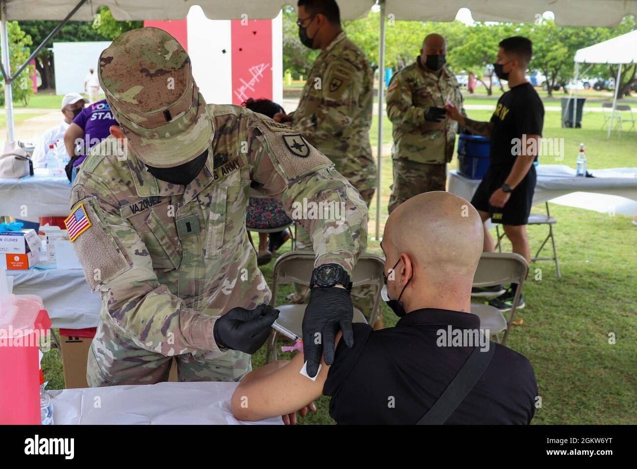 1. LT. Carlos Velázquez, ein Sanitäter der Puerto Rico State Guard, verabreicht einem Mann im „Parque Pasivo Las Croabas“ in Fajardo, Puerto Rico, einen Impfstoff gegen COVID-19, 4. Juli 2021. Um die maximale Anzahl von Personen zu erreichen, die gegen COVID-19 geimpft wurden, werden im Rahmen von ​​Operation Warp Speed Streikteams der PRNG verschiedenen Sektoren der Insel zugewiesen. Stockfoto