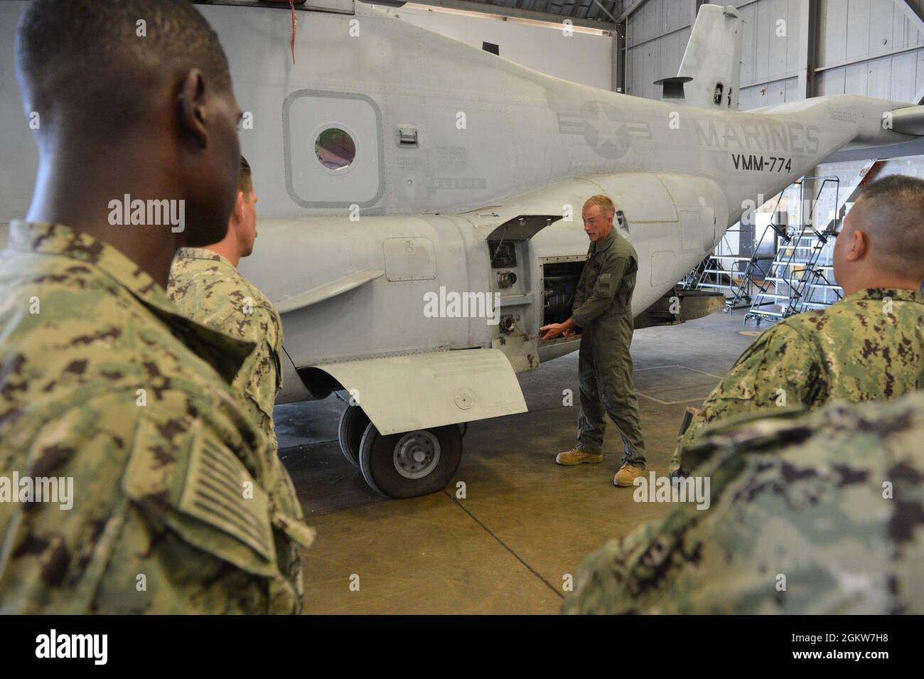 Sgt. Curtis Anglin von Marine Medium Tiltrotor Squadron (VMM) 774 führt ein integriertes Training mit Seglern des Navy Cargo Handling Battalion ONE (NCHB-1) Expeditionary Fuels Team zur Erdung und Betankung eines MV-22 Fischadlers durch. Stockfoto