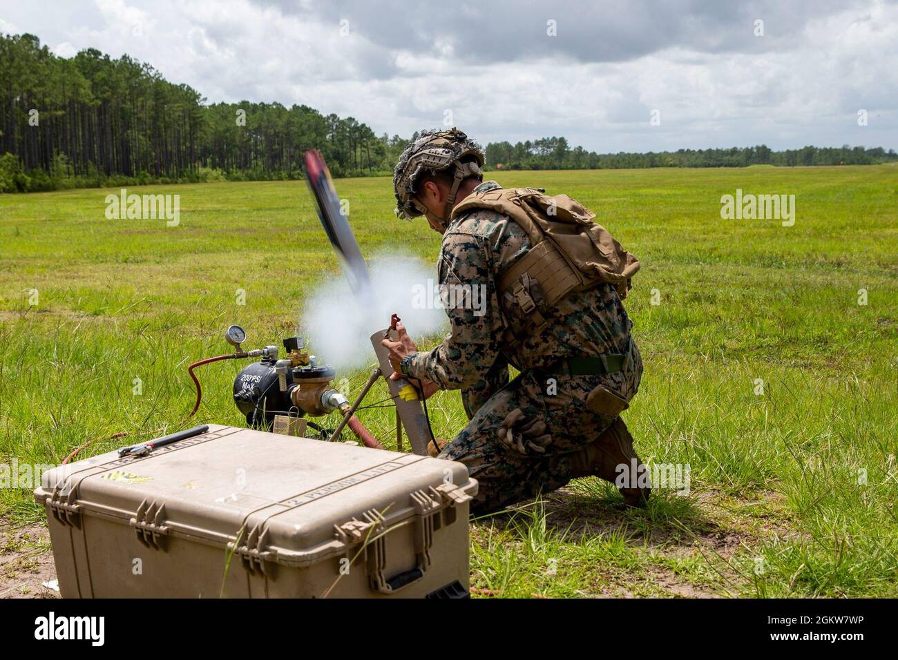 U.S. Marine Corps Lance CPL. Isiah Enriquez, gebürtig aus Lubbock, Texas, und ein Aufseher mit 1. Bataillon, 2d Marine Regiment (1/2), 2D Marine Division (2d MARDIV), startet während einer Trainingsübung in Camp Lejeune, N.C., 7. Juli 2021, eine Switchblade Drone. 1/2 ist als experimentelles Infanterie-Bataillon von 2d MARDIV beauftragt, neue Ausrüstung, Einsatzkonzepte und Kraftstrukturen zu testen. Die Ergebnisse der Einheit werden dazu beitragen, die Infanterie-Bataillone im gesamten Marine Corps gemäß Force Design 2030 zu verfeinern. Stockfoto