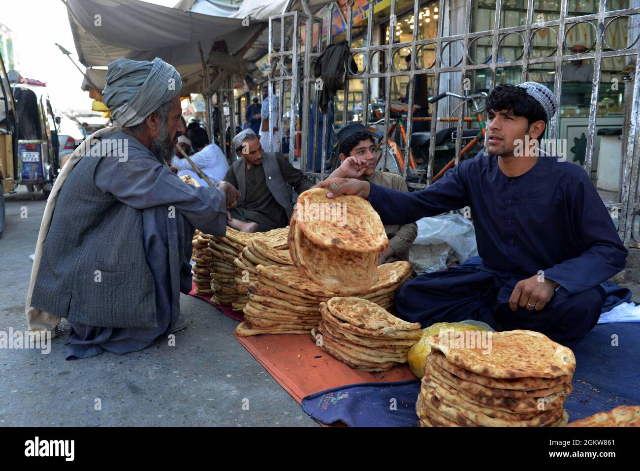 (210915) -- KANDAHAR, 15. September 2021 (Xinhua) -- ein afghanischer Verkäufer verkauft Lebensmittel für Verbraucher in Kandahar, im Süden Afghanistans, 14. September 2021. DAZU gehören:' Roundup: Afghanen sehnen sich nach einem besseren Leben, da die Taliban-Regierung es schafft, Land mit Rufen nach internationaler Hilfe zu führen' (Foto: Sanaullah Seiam/Xinhua) Stockfoto