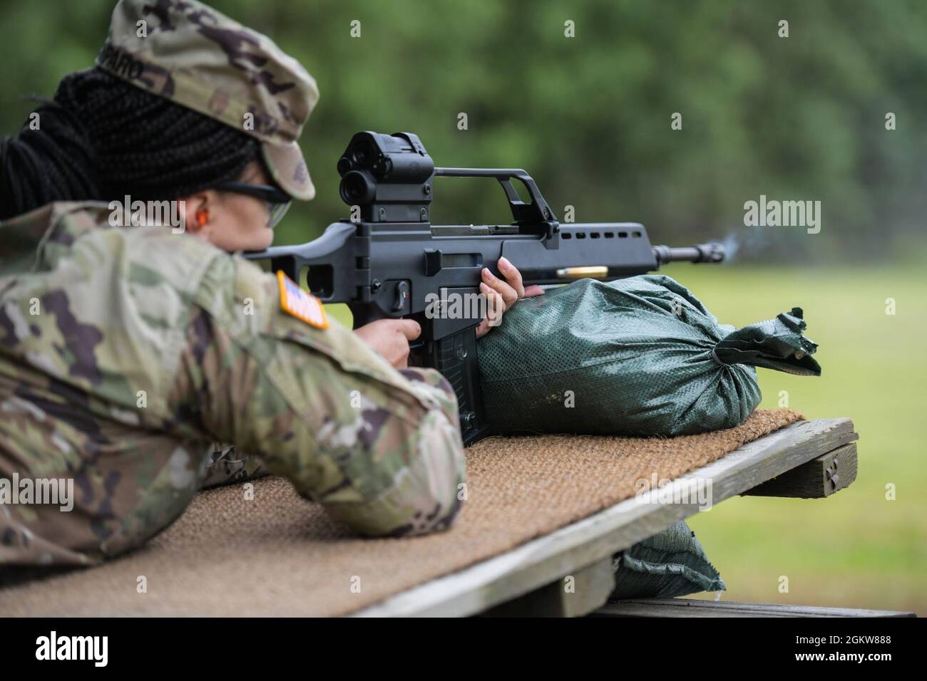 US Army Sgt. Erisnalda Amparo, die dem 7. Armeeausbildungskommando zugewiesen wurde, feuert während der Qualifikation zur Schuetzenschnur, dem Abzeichen der deutschen Streitkräfte für die Kampfkünste, ein G36-Gewehr auf dem Trainingsgelände des 7. ATC in Grafenwoehr, Deutschland, 7. Juli 2021. Stockfoto