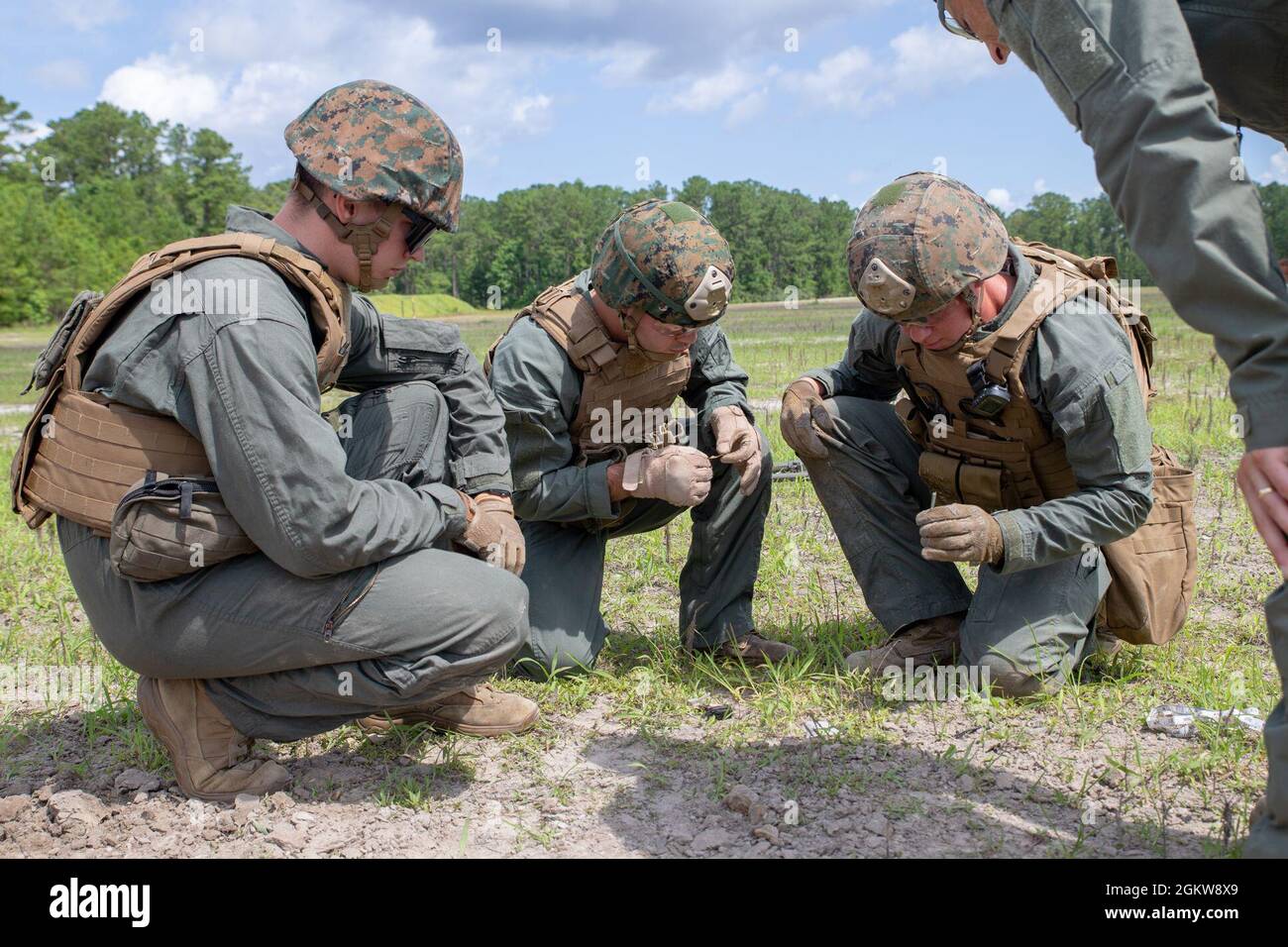 Techniker von Explosive Ordnance Disposal (EOD) mit Hauptquartier und Hauptquartier-Geschwader führten eine improvisierte Sprengstoffanalyse (PBA) auf der Marine Corps Air Station Cherry Point, North Carolina, 7. Juli 2021 durch. Die Schulung soll die Fähigkeit der EOD-Techniker verbessern, IED zu identifizieren, die während der Durchführung von EOD-Operationen entdeckt werden könnten, was möglicherweise Menschenleben retten könnte. Stockfoto