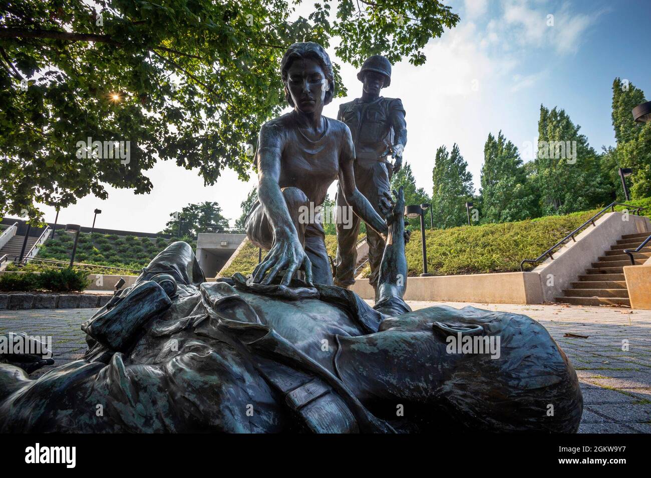 Bronzestatuen am New Jersey Vietnam Veterans’ Memorial in Holmdel, N.J., 7. Juli 2021. Die Statuen stellen diejenigen dar, die nach Hause kamen, die Frauen, die dienten, und diejenigen, die nicht zurückkamen. Das Memorial, ein kreisförmiger Freiluftpavillon mit einem Durchmesser von 200 Fuß, wurde von Hien Nguyen entworfen, der 1975 aus Vietnam in die Vereinigten Staaten kam. Sie besteht aus 366 8 Fuß hohen schwarzen Granitplatten, die jeweils einen Tag des Jahres repräsentieren. An dem Tag, an dem sie getötet wurden, sind auf den Granitplatten Verletzte aufgeführt. Das Panel am 7. Mai, dem Tag, an dem der Krieg zu Ende ging, ist auf Vietnam ausgerichtet. Die Memoria Stockfoto