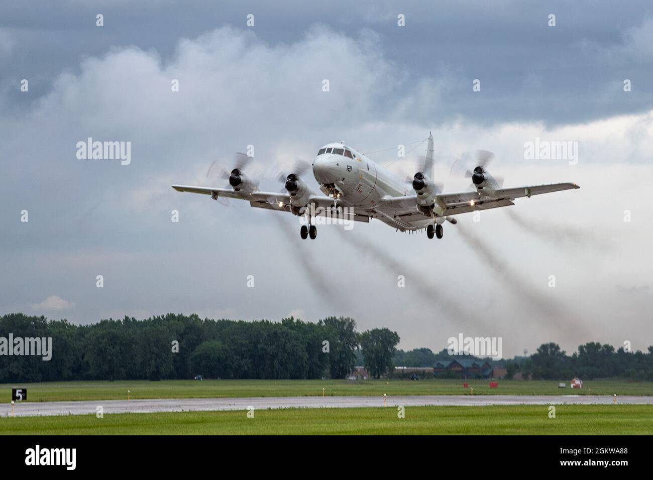 SELFRIDGE AIR NATIONAL GUARD BASE, MI, VEREINIGTE STAATEN 07.08.2021 Eine Navy P-3 Orion fährt mit Unterstützung von Naval Air Station Jacksonville, Florida, von der Selfridge Air National Guard Base, Michigan ab. Die P-3 und vier P-8 Poseidon-Marinepatrouillenflugzeuge waren in Selfridge, um sich vor dem Elsa-Flug zu schützen. Die große Rampenfläche des Stützpunktes macht Selfridge zu einem perfekten Ort für die Unterstützung der Hurrikan-Evakuierung sowie für eine Vielzahl von flüchtigen Flugzeugen. Stockfoto