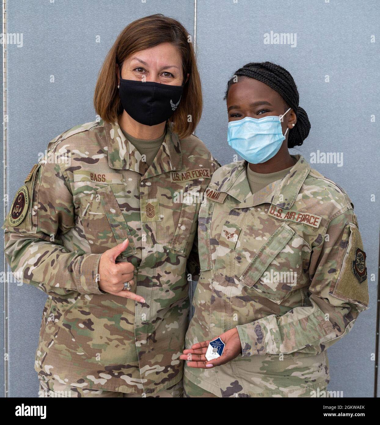 Chief Master Sgt. Der Luftwaffe Joanne S. Bass coins Senior Airman Annette Kamau, 87. Medizinische Versorgungseinheit, medizinische Technikerin, in der Patriot Express COVID-19 Testanlage auf dem internationalen Thurgood Marshall Flughafen in Baltimore/Washington, 8. Juli 2021. Seit November 2020 sicherte die Operation die Erfüllung der nationalen Sicherheitsanforderungen des US Transportation Command und sorgte gleichzeitig für die Gesundheit und Sicherheit der Dienstmitglieder und ihrer Familien. Aufgrund der erhöhten Verfügbarkeit in COVID-19-Testzentren und Impfstoffen sind die Tests in der BHI-Einrichtung schedu Stockfoto