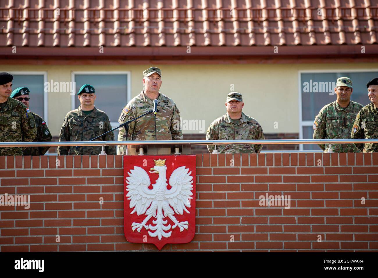 Oberstleutnant der US-Armee, Craig Broyles, Kommandant der Kampfgruppe Polen, spricht während einer Zeremonie zur Übertragung der Autorität im Bemowo Pikie Training Area, Polen, am 9. Juli 2021. Die Zeremonie stellte die Übertragung der Autorität von Kroatien Armee Vulkan Battery auf die kommende Gruppe Kroatien Armee Sturm Battery. Stockfoto