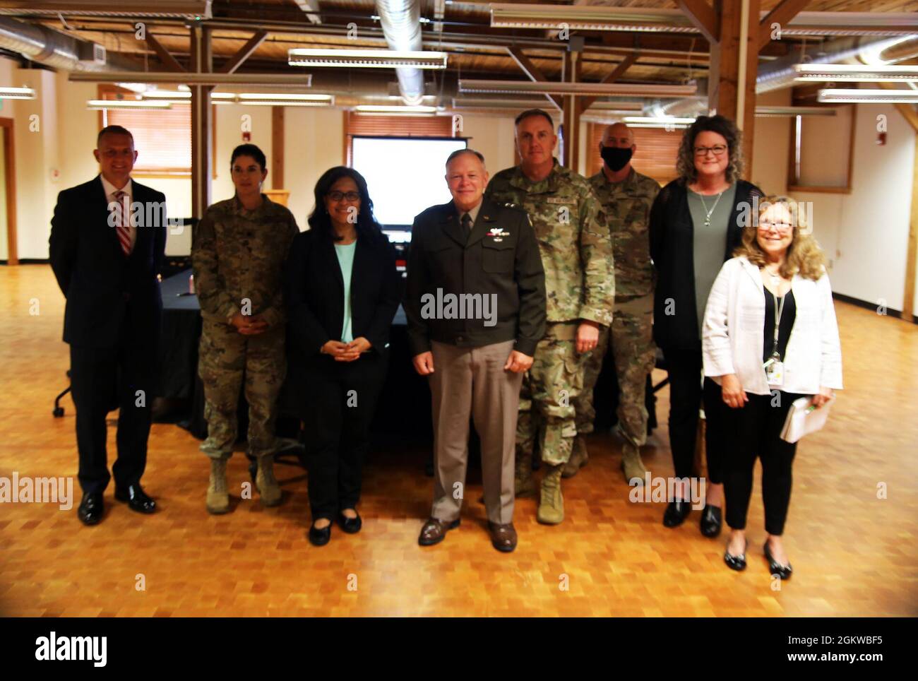 Von links nach rechts: Herr Adam Iwaszuk, Direktor, Büro für Baueinrichtungen und Instandhaltung, Oberstleutnant Lita Rakhra, stellvertretende Generalstabschef, Kongressabgeordnete Marilyn Strickland, US-Vertreterin aus dem 10. Kongressbezirk von Washington, Maj. General Bret Daugherty, Adjutant General, Brig. General Gent Welsh, Kommandant, Washington Air National Guard, Col. Paul Sellars, Stabschef der Washington Army National Guard, Sharon Wallace, Operations Manager, Washington Emergency Management und Nancy Bickford, Direktorin für zwischenstaatliche Angelegenheiten bei der Washington National Guard Muse Stockfoto