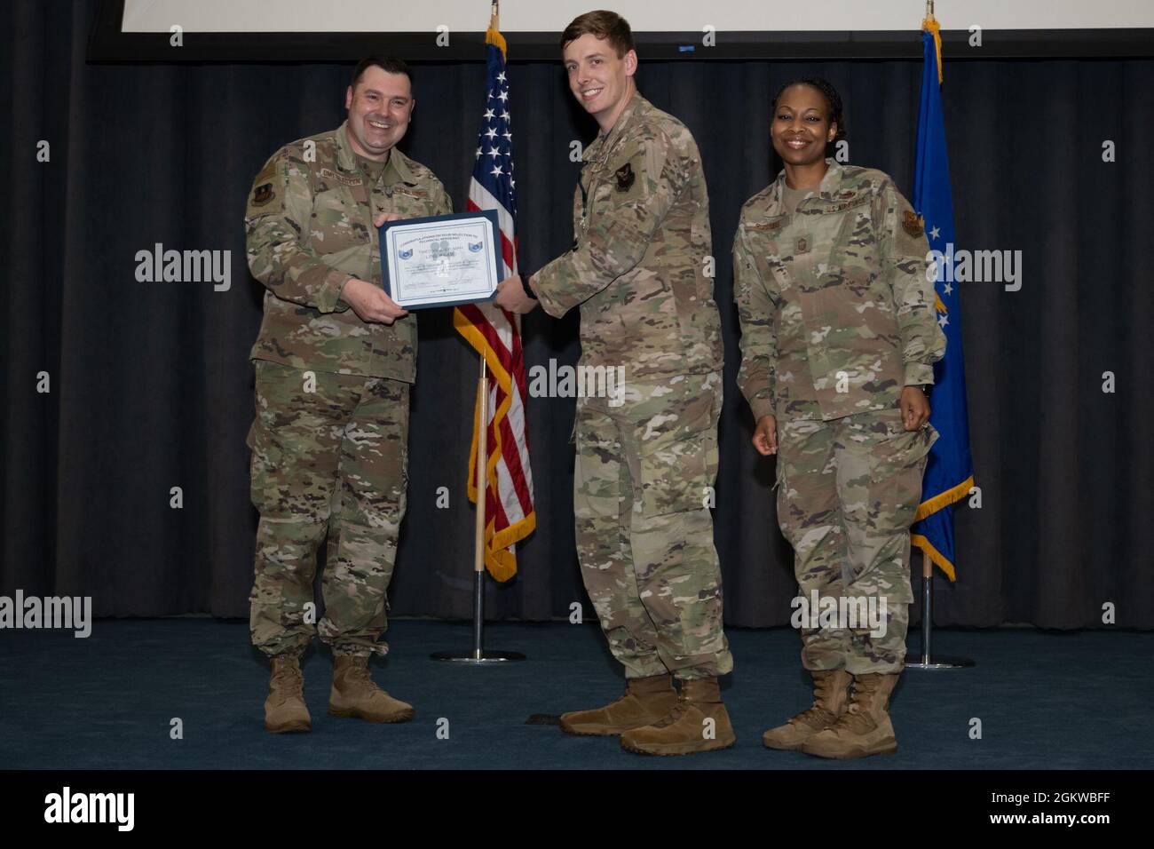 Personal Sgt. Timothy Stumph, technischer Unteroffizier des 2. Bombenflügels, erhält eine Bescheinigung für die Auswahl während der Technical Sergeant Release Party auf der Barksdale Air Force Base, Louisiana, 8. Juli 2021. Stockfoto