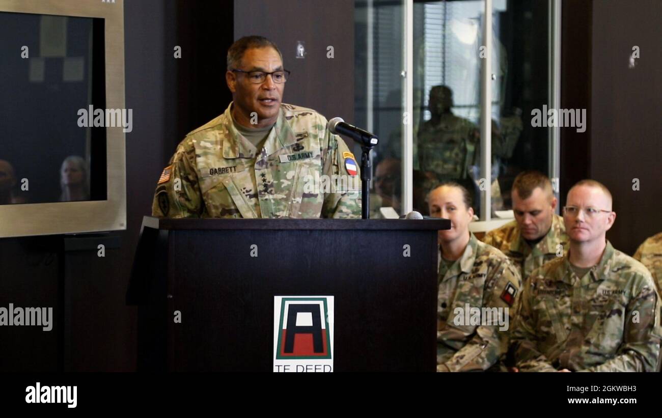 Der Generalkommandant von FORSCOM, Gen. Michael X. Garrett, spricht bei der Promotionszeremonie von Maj. Gen. Antonio A. Aguto Jr. Am 8. Juli wurde Maj. General Aguto zum Generalleutnant des Hauptquartiers der Ersten Armee, Rock Island Arsenal, Rock Island, Ill., befördert. 2021. Nach der Zeremonie wurde Generalleutnant Aguto von der Ersten Armee als 40. Kommandierender General der Ersten Armee während der Zeremonie des Befehlswechsels begrüßt, die später am selben Tag im Hauptquartier der Ersten Armee stattfand. Stockfoto