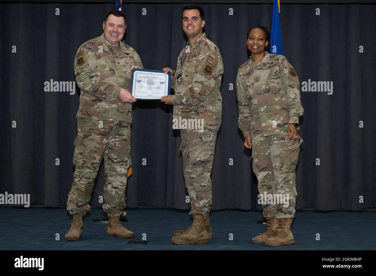 Personal Sgt. Patrick Labastida, technischer Sergeant des 2. Bombenflügels, erhält eine Bescheinigung für die Auswahl während der Technical Sergeant Release Party auf der Barksdale Air Force Base, Louisiana, 8. Juli 2021. Stockfoto