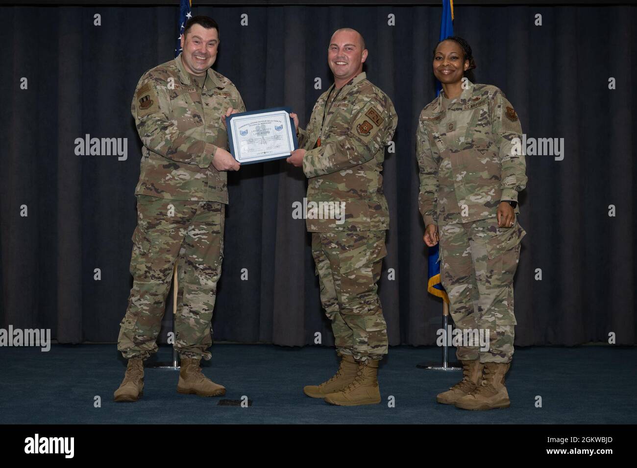 Personal Sgt. Larry Jones, technischer Sergeant des 2. Bombenflügels, erhält eine Bescheinigung für die Wahl als Selektier während der Technical Sergeant Release Party auf der Barksdale Air Force Base, Louisiana, 8. Juli 2021. Stockfoto