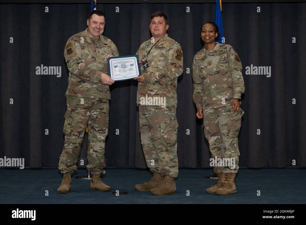 Personal Sgt. Chad Clark, der technische Sergeant-Selektier des 2. Bombenflügels, erhält eine Bescheinigung, dass er während der Freistellungsparty des technischen Sergeanten auf der Barksdale Air Force Base, Louisiana, am 8. Juli 2021 als Selektier ausgewählt wurde. Stockfoto