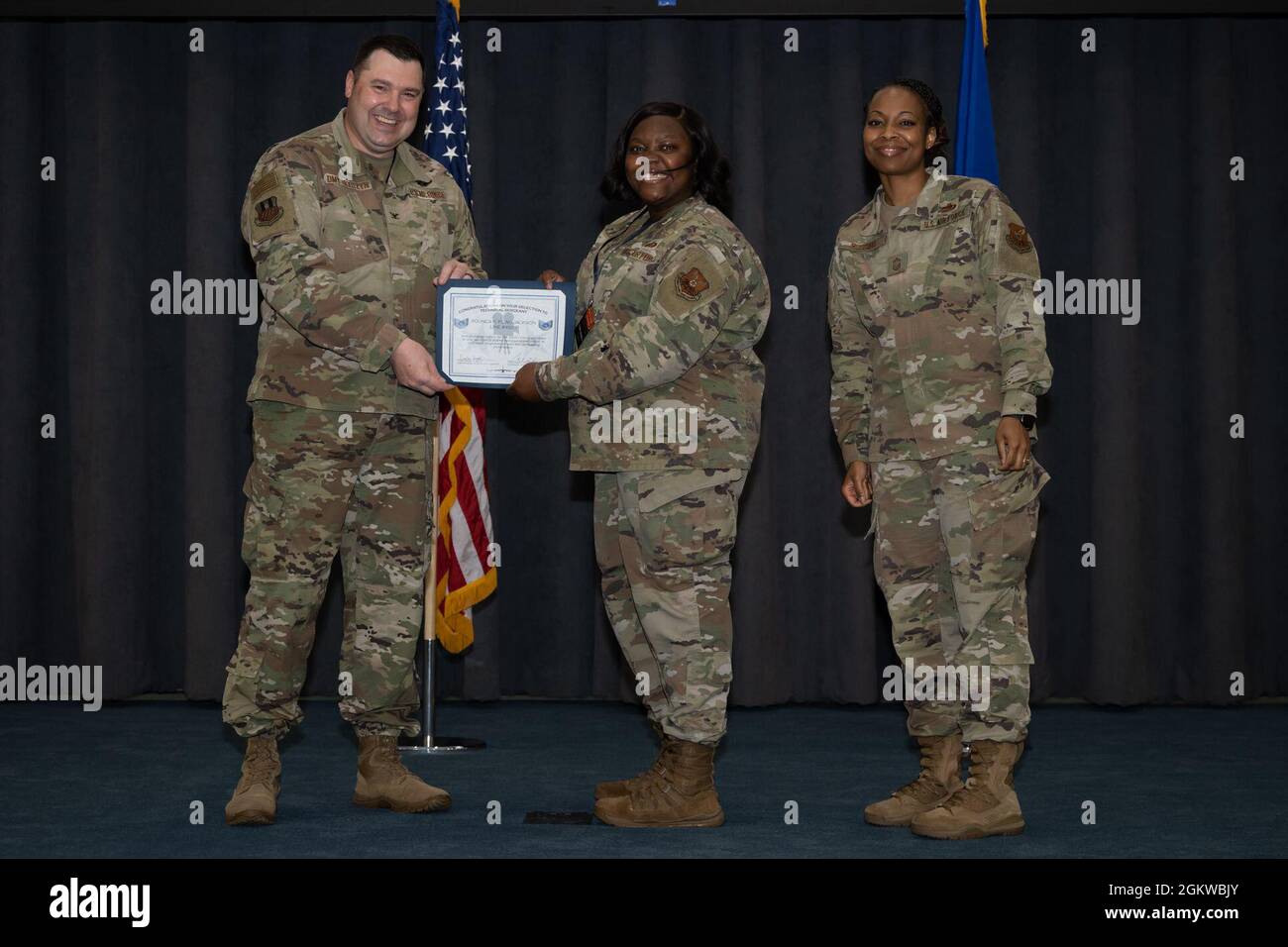 Personal Sgt. Younca Pewu-Jackson, technischer Sergeant des 2. Bombenflügels, erhält eine Bescheinigung für die Auswahl während der Technical Sergeant Release Party auf der Barksdale Air Force Base, Louisiana, 8. Juli 2021. Stockfoto