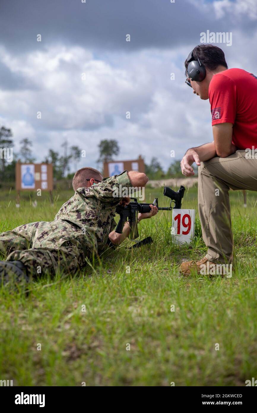 210708-N-GF955-1359 CAMP BLANDING JOINT TRAINING CENTER, Florida (8. Juli 2021) Gas Turbine Systems Technician (Mechanical) 2nd Class Cody Nicholson, beauftragt mit Littoral Combat Ship Squadron Two Reserve Unit, feuert während eines Waffenqualifizierungskurses im Camp Blanding Joint Training Center, Florida, 08. Juli 2021 einen M4-Karabiner. Durch die Bereitschaft zur Mobilisierung unterstützt die Navy Reserve die aktive Komponente durch die Entwicklung und den Einsatz von Mobilisierungsprozessen auf der Grundlage des MOB-to-Billet-Designs, das die Aktivierung von Reservekomponenten-Kräften in Zeiten der Not beschleunigt. Stockfoto