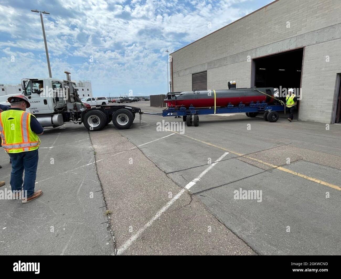 LKW-Fahrer Cota Flouke sichert UUV zur Lagereinrichtung Stockfoto