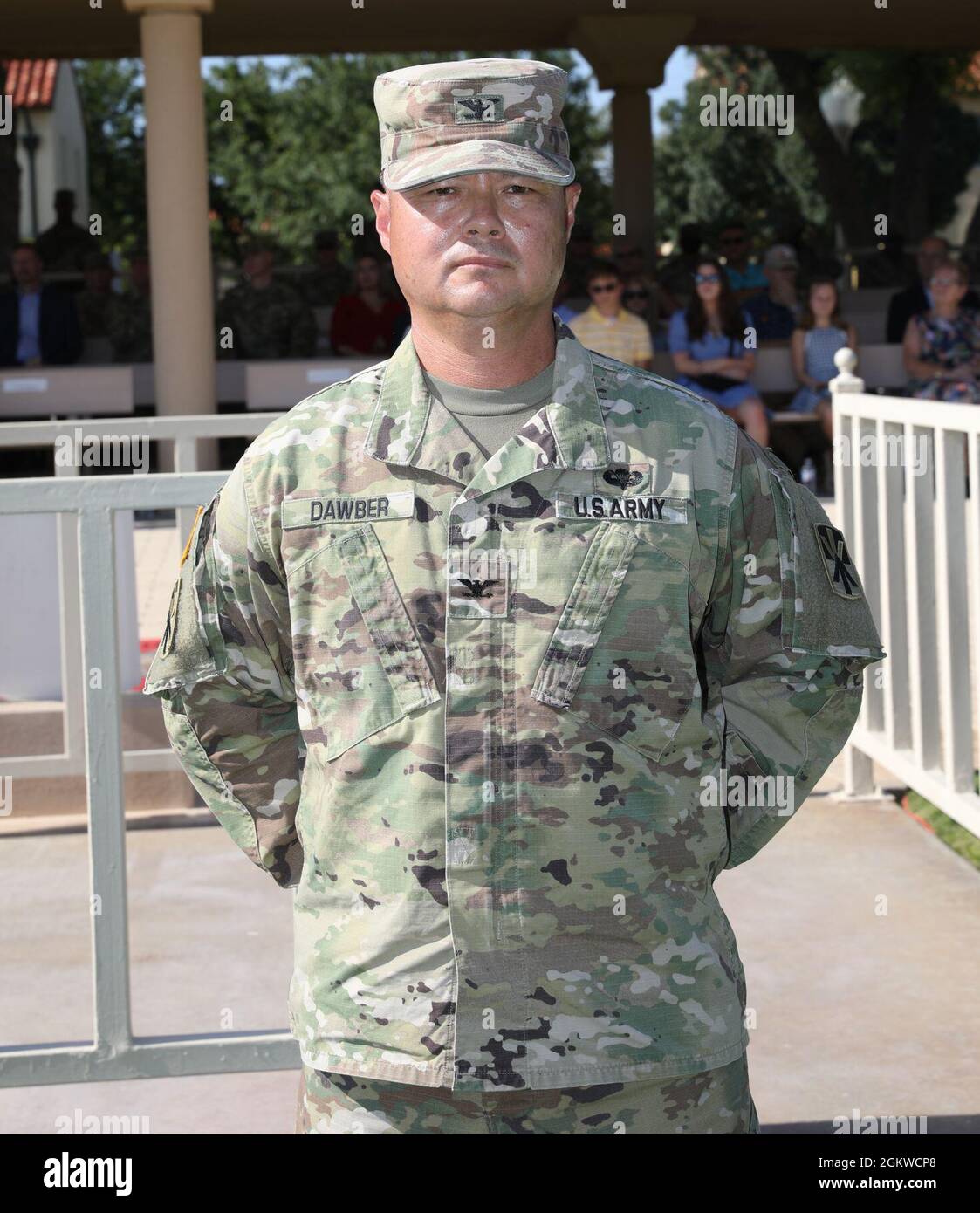 Oberst John L. Dawber, scheidender Brigadekommandant, 11. Luftverteidigungsartilleriebrigade, 32d Army Air and Missile Defense Command, gab das Kommando an Oberst Timothy L. Woodruff, 9. Juli 2021, auf dem Noel Parade Field, Fort Bliss, Texas, ab Stockfoto