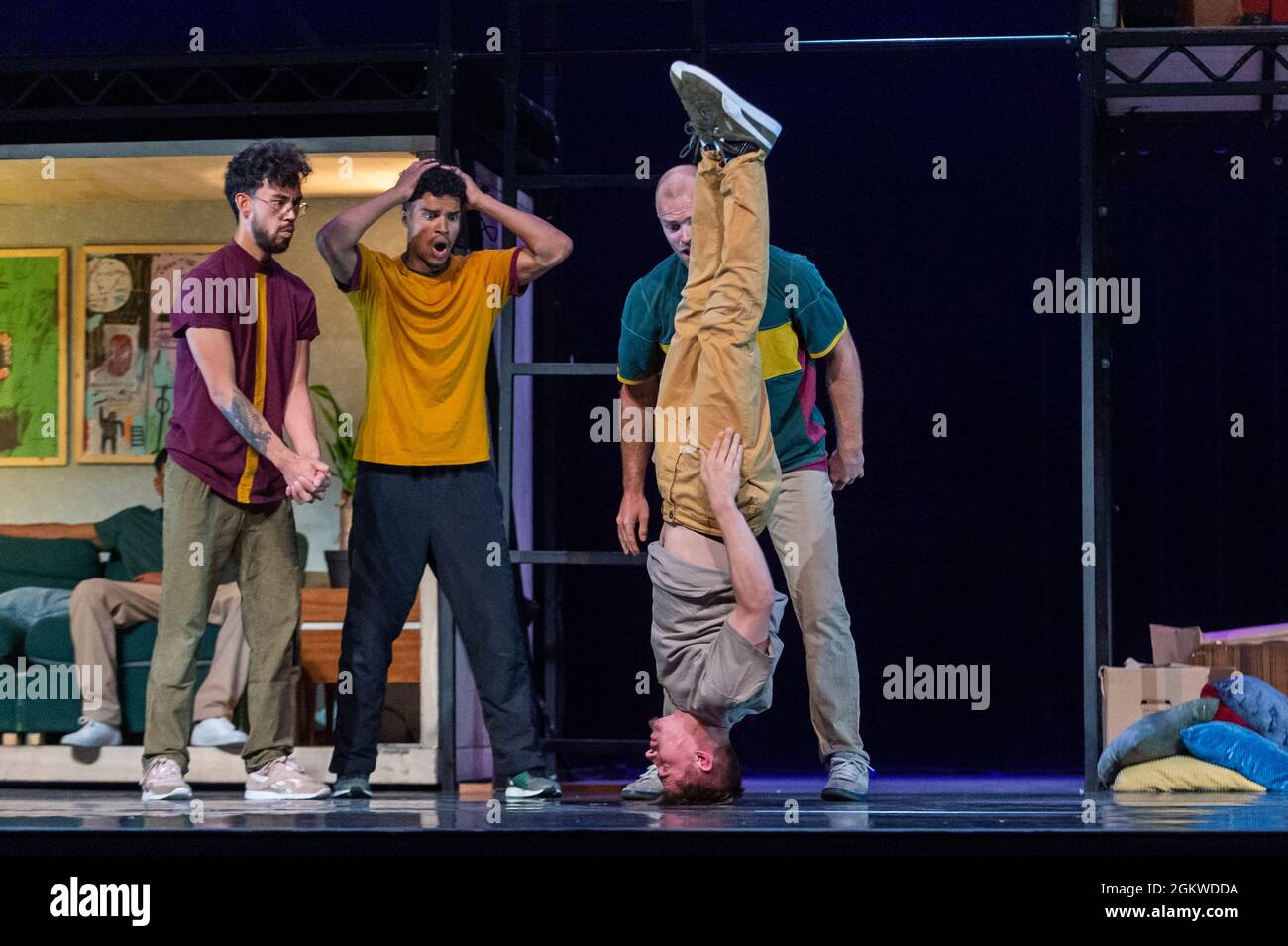 London, Großbritannien. 15. September 2021. Tänzer treten bei einer Vorpremiere von Breakin’ Convention Presents: The Ruggeds auf – zwischen uns, um die Wiedereröffnung des Pfau-Theaters zu markieren. Die Ruggeds sind Weltmeister aus Eindhoven in den Niederlanden und ihre Show zwischen uns ist vom 15. Bis 18. September 2021 zu sehen. Kredit: Stephen Chung / Alamy Live Nachrichten Stockfoto