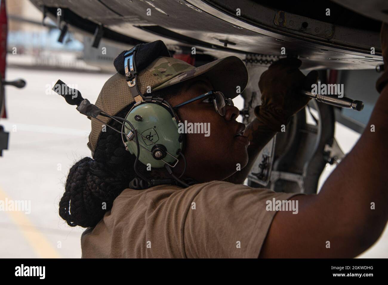 Ein Airman führt eine Inspektion auf einer US Air Force A-10 Thunderbolt II auf der Davis-Monthan Air Force Base, Arizona, am 8. Juli 2021 durch. Die 355. Maintenance Group testet Kopfbedeckungen mit Polsterung im Inneren als eine Form persönlicher Schutzausrüstung für Maintenance Airmen. Dies ist Teil eines fortlaufenden Bemühens, die Sicherheit der wertvollsten Ressource der Luftwaffe, der Airmen, zu gewährleisten. Stockfoto