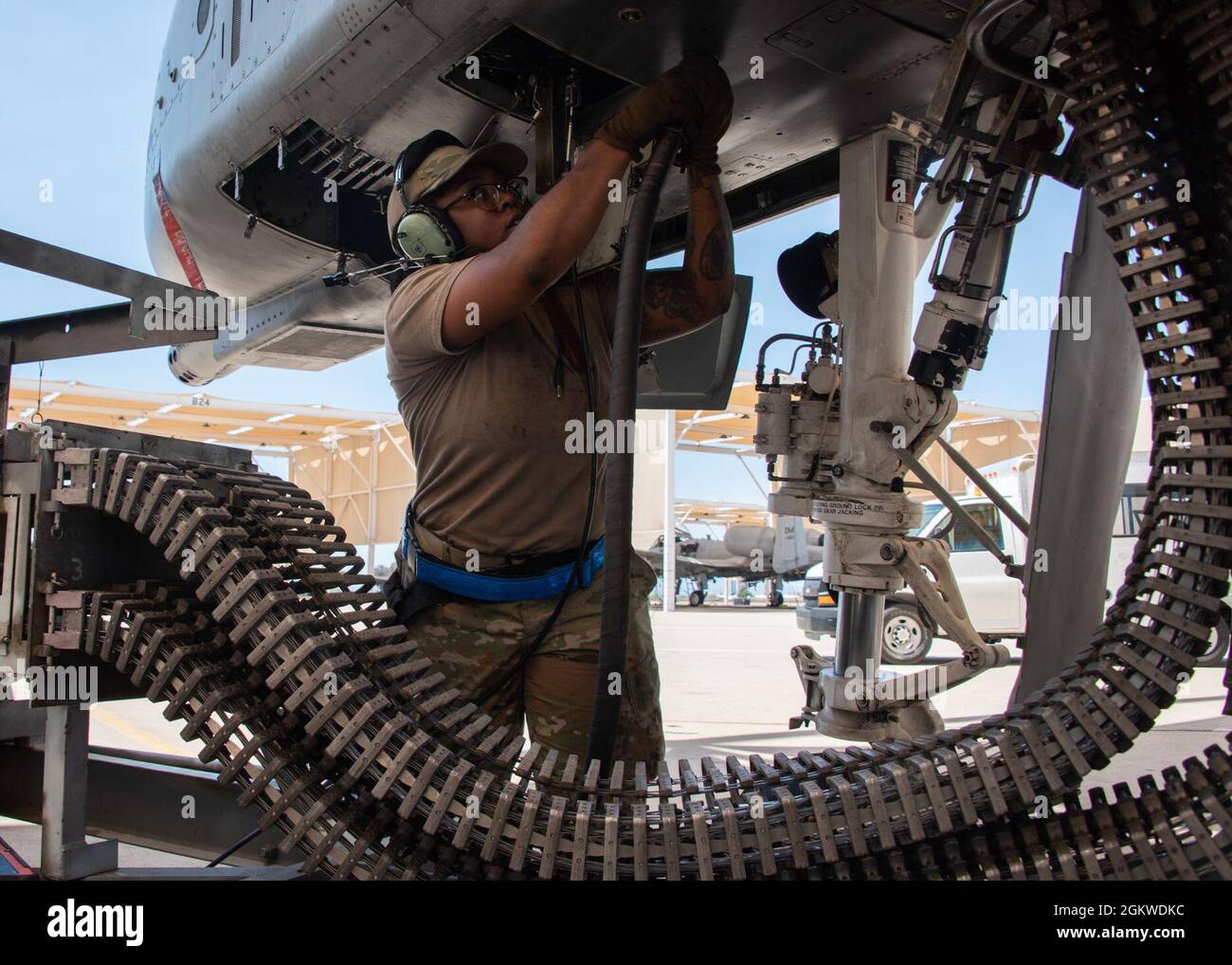 Ein Airman führt eine Inspektion auf einer US Air Force A-10 Thunderbolt II auf der Davis-Monthan Air Force Base, Arizona, am 8. Juli 2021 durch. Die 355. Maintenance Group testet Kopfbedeckungen mit Polsterung im Inneren als eine Form persönlicher Schutzausrüstung für Maintenance Airmen. Dies ist Teil eines fortlaufenden Bemühens, die Sicherheit der wertvollsten Ressource der Luftwaffe, der Airmen, zu gewährleisten. Stockfoto