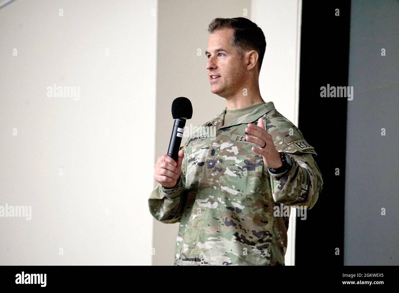 LT. Col. Brian Kibitlewski, Kommandant, Special Trupps Bataillon, 1. Theater Sustainment Command, spricht mit Soldaten des 1. TSC während einer Zahltagsaktivitäten-Veranstaltung in Fort Knox, Kentucky, am 9. Juli 2021. Der 1. TSC veranstaltete die Payday-Aktivitäten, um die Einsatzbereitschaft zu gewährleisten und die Moral durch Auszeichnungen und Promotions-Zeremonie zu stärken. ( Stockfoto