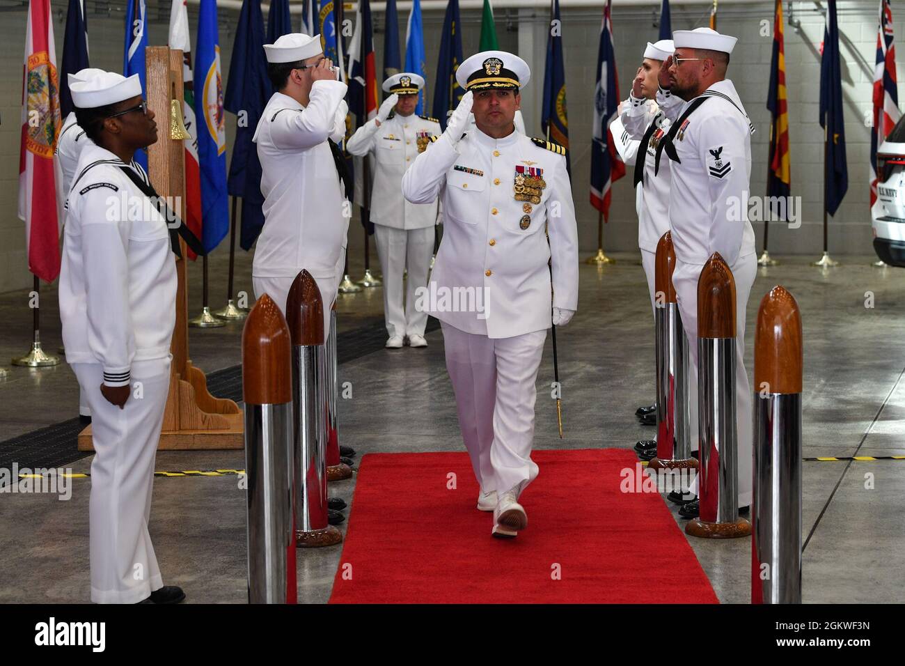 Capt. Eric Hanks, ankommender Kommandooffizier der Naval Air Station Whidbey Island, begrüßt, als er bei einer Befehlswechselzeremonie in Oak Harbor, Washington, am 9. Juli 2021, das Kommando übernimmt. NAS Whidbey Island ist die einzige Unterstützung für die Seeschifffahrt im pazifischen Nordwesten und bietet Einrichtungen, Dienstleistungen und Produkte von höchster Qualität für die Seefluggesellschaft und alle Organisationen, die die Luftverkehrsstation nutzen. Stockfoto