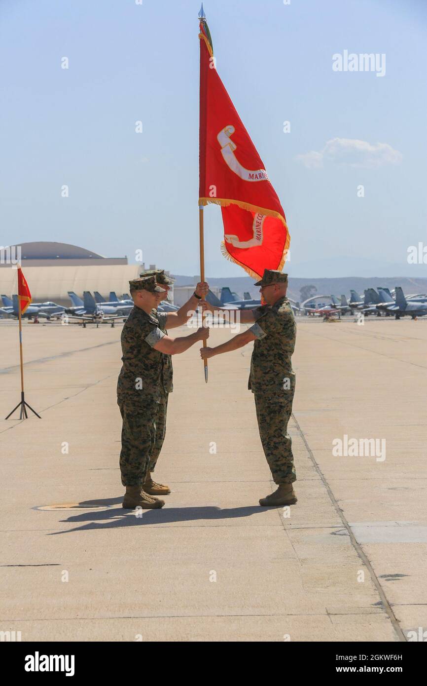 U.S. Marine Corps Sgt. Maj. Jason R. Cain, der Hauptfeldwebel der Marine Corps Air Station Miramar, übergibt die organisatorischen Farben an Col. Charles B. Dockery, den scheidenden Kommandanten von MCAS Miramar, während der Zeremonie zur Änderung des Kommandos auf MCAS Miramar, San Diego, Kalifornien, 9. Juli 2021. Während der Zeremonie gab Dockery seine Aufgaben als Kommandeur von MCAS Miramar an Oberst Thomas M. Bedell ab. Stockfoto