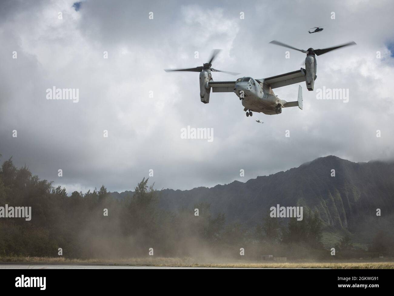 U.S. Marines mit 1. Bataillon, 3d Marines, 3D Marine Division, führen einen Luftangriff über MV-22B Ospreys im Marine Corps Training Area Bellows durch, 9. Juli 2021. Die Ausbildung stärkte die Kompetenz des Bataillons im städtischen Betrieb und zeigte gleichzeitig ihre Fähigkeit, wichtiges maritimes Gelände schnell zu ergreifen und zu verteidigen. 1/3 trainiert nach Force Design 2030 zum ersten Littoral Combat Team. Stockfoto
