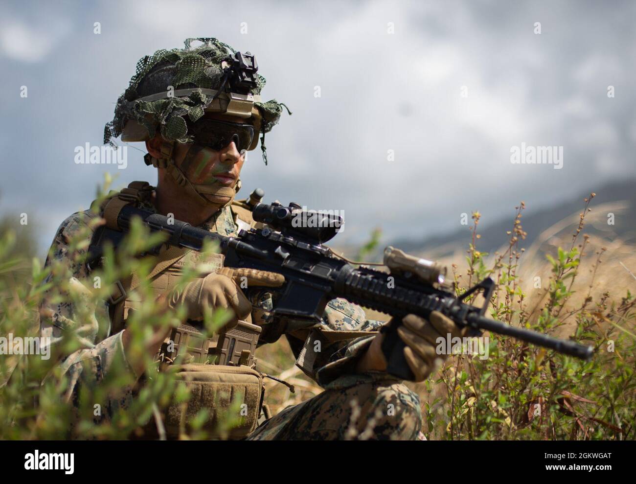 U.S. Marine Corps Lance CPL. Nichola Berserker, ein Sturmmann mit 1. Bataillon, 3d Marines, 3D Marine Division, sorgt für Sicherheit während eines Luftangriffs auf das Marine Corps Training Area Bellows, 9. Juli 2021. Die Ausbildung stärkte die Kompetenz des Bataillons im städtischen Betrieb und zeigte gleichzeitig ihre Fähigkeit, wichtiges maritimes Gelände schnell zu ergreifen und zu verteidigen. 1/3 trainiert nach Force Design 2030 zum ersten Littoral Combat Team. Stockfoto