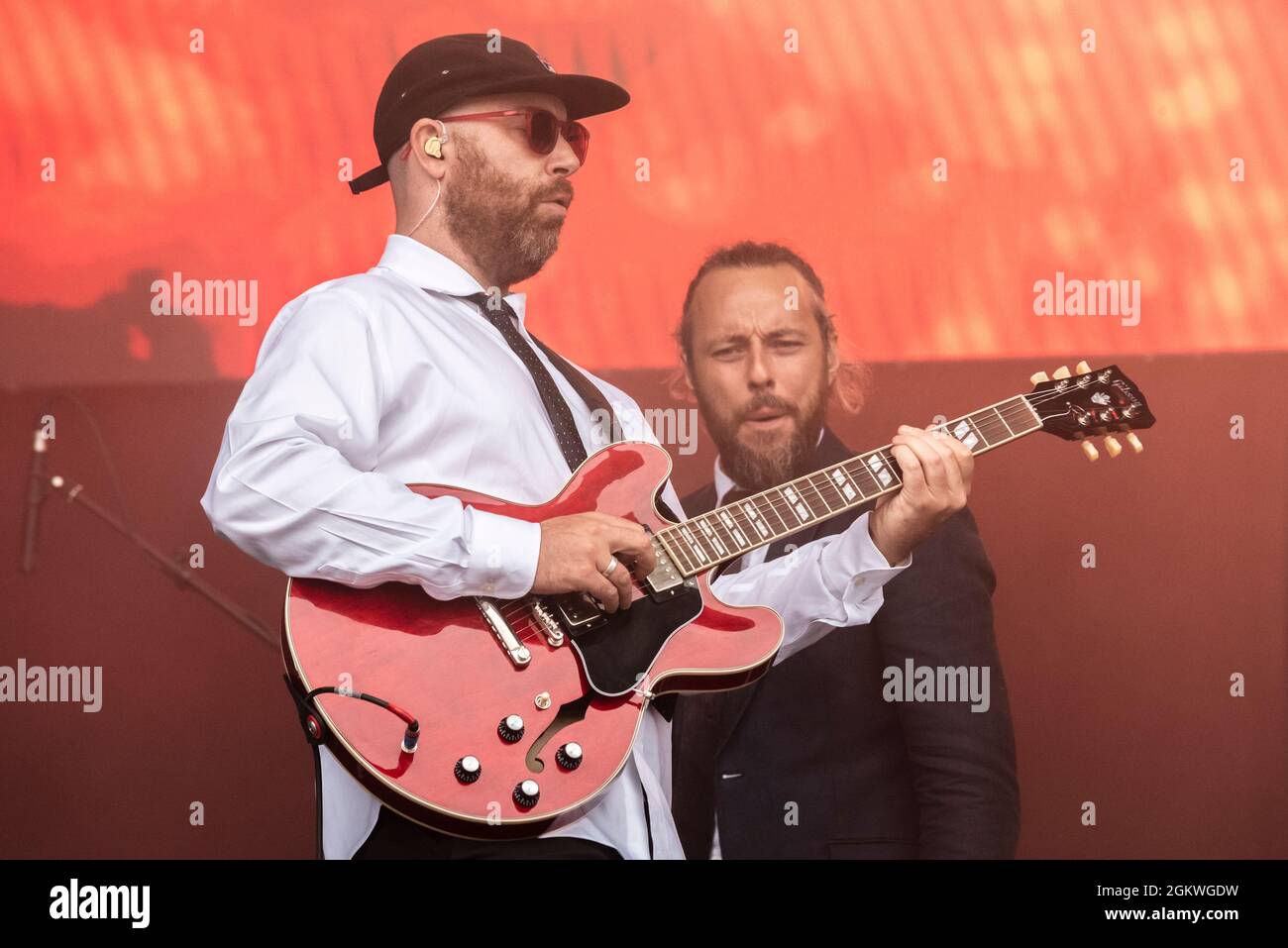 Gentleman's Dub Club tritt auf einem Musikkonzertfestival in Garon Park, Southend on Sea, Essex, Großbritannien, auf. Gitarrist Nick Tyson spielt Gitarre solo Stockfoto