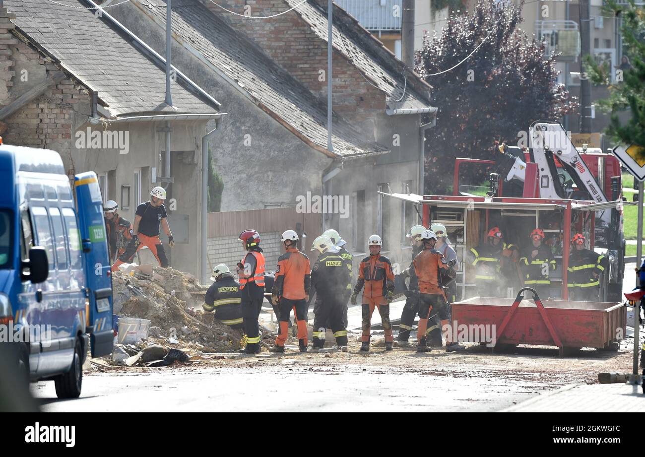 Korycany, Tschechische Republik. September 2021. Zwei freiwillige Feuerwehrleute starben heute, am 15. September 2021, bei einer Explosion eines Hauses in Korycany in der Nähe von Kromeriz, zwei weitere erlitten schwere Verletzungen und zwei Zivilisten wurden mit Verletzungen ins Krankenhaus gebracht. Kredit: Dalibor Gluck/CTK Foto/Alamy Live Nachrichten Stockfoto